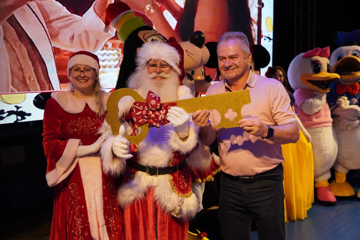 Pinhal vive noite mágica com entrega da chave do município ao Papai Noel