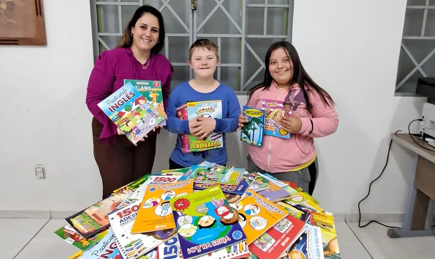 Apae de Rodeio Bonito recebe doação de livros do Bazar Bem-Me-Quer