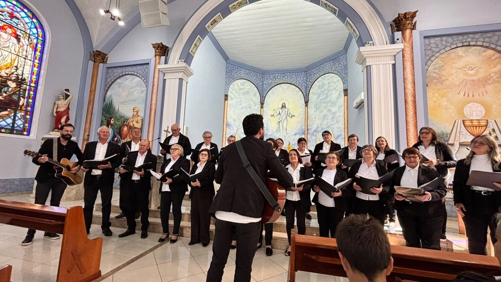 Liberato Salzano sedia encontro de corais com participação de sete municípios