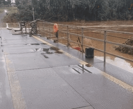 Travessia da balsa é suspensa em Rodeio Bonito devido à elevação do rio da Várzea 