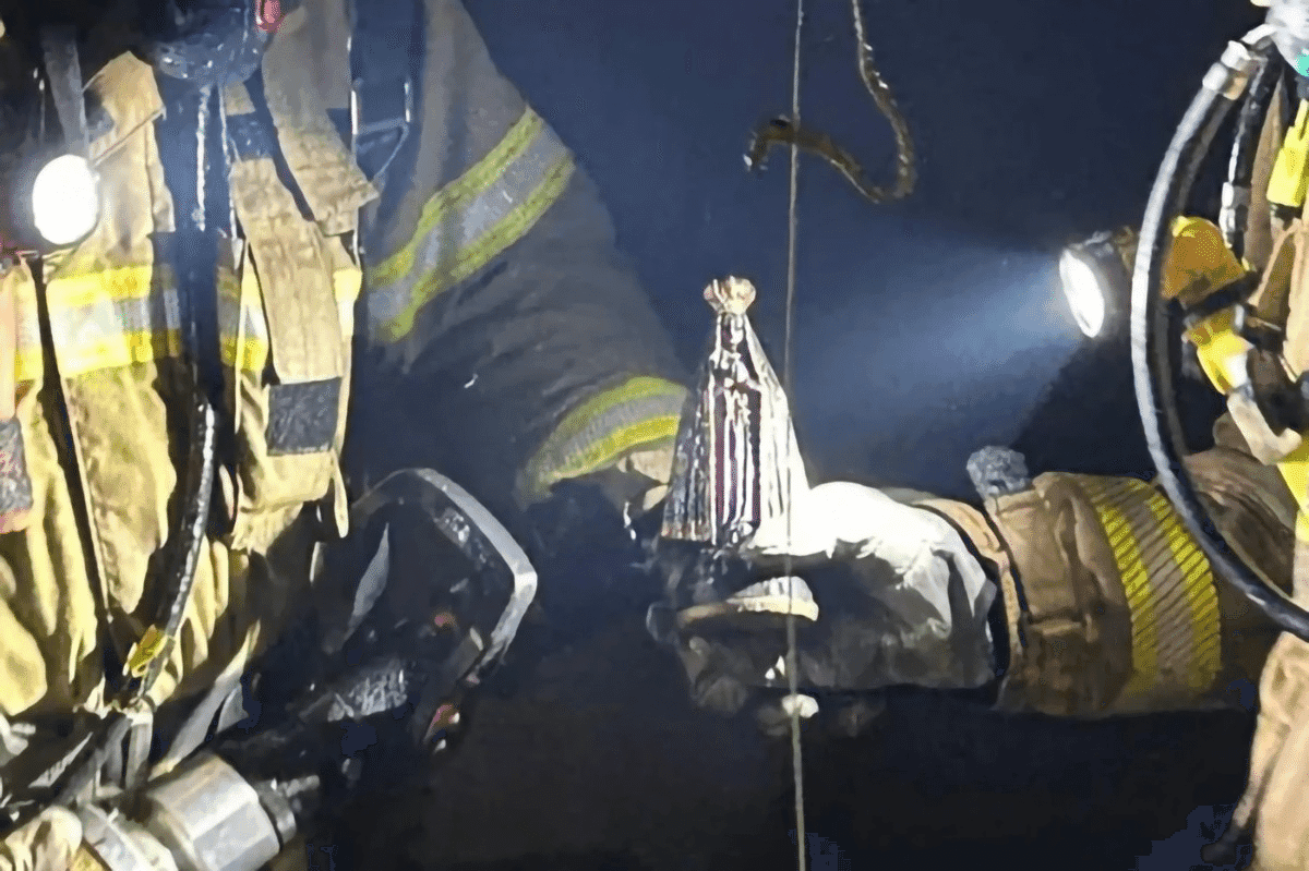 Imagem de Nossa Senhora Aparecida é encontrada intacta após incêndio em Erechim 