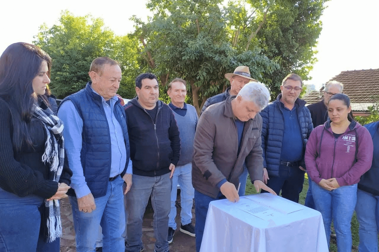 Liberato Salzano assina ordem de início para pavimentação asfáltica no bairro Flórida