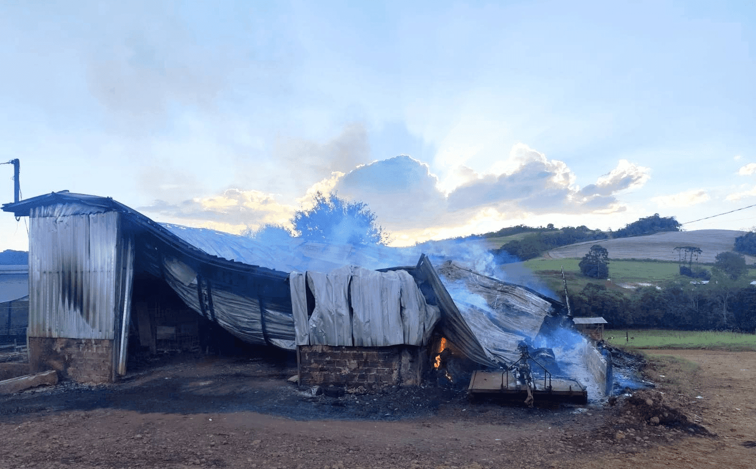 Incêndio de grandes proporções atinge galpão no interior de Jaboticaba