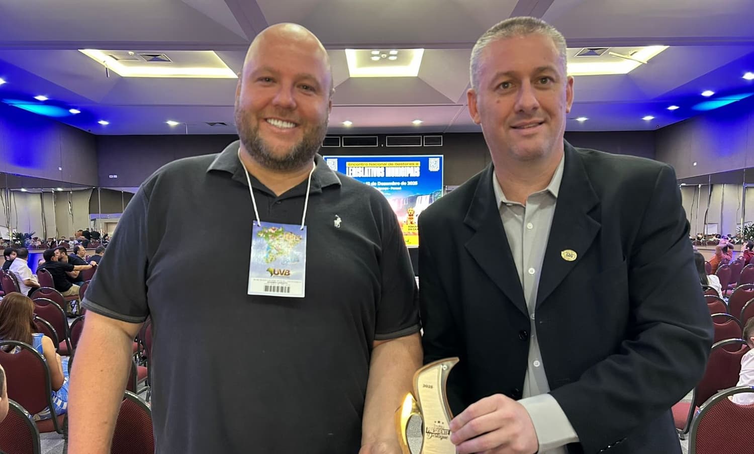 Euzébio Lavratti recebe o Troféu “Presidente Destaque” durante encontro nacional da UVB