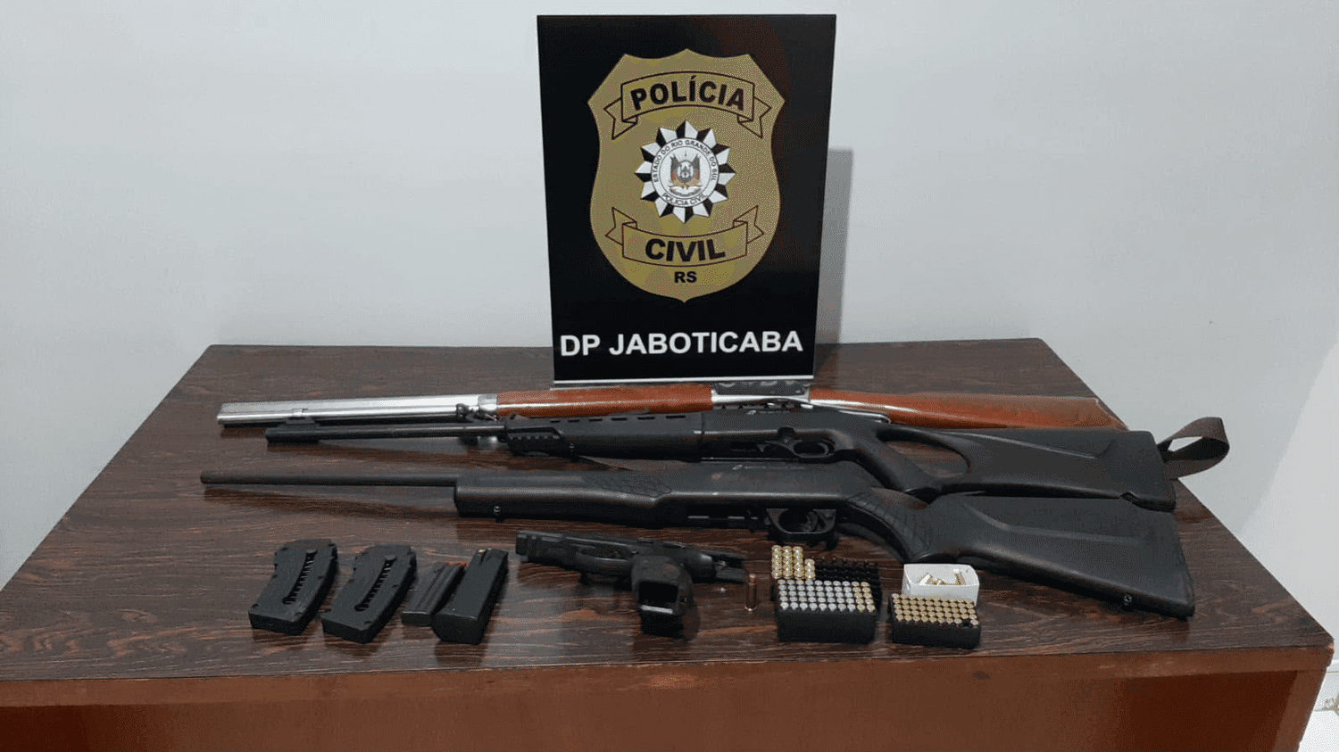 Polícia Civil cumpre mandados e apreende quatro armas em Jaboticaba