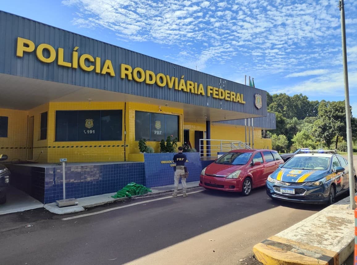 PRF apreende quase 100 kg de maconha em compartimentos ocultos de veículo paraguaio
